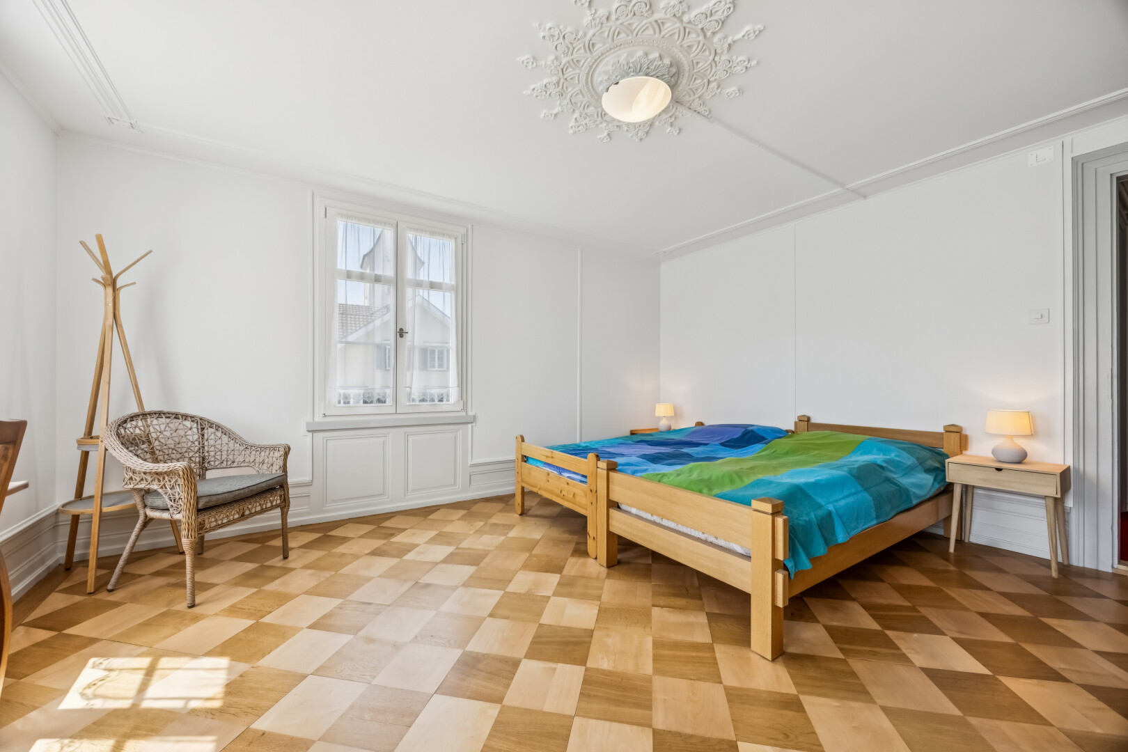zimmer / schlafzimmer mit inside property, light floor, und natürliches licht