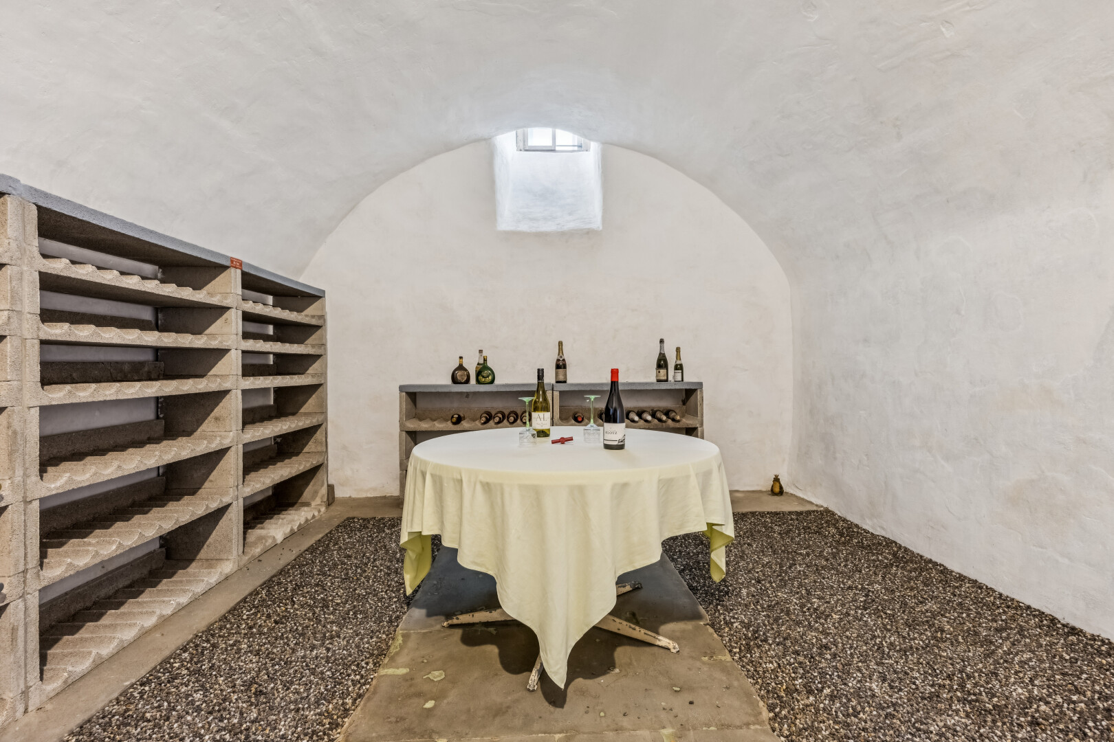 esszimmer mit vaulted ceiling, dachschräge, inside property, und eingebaute regale
