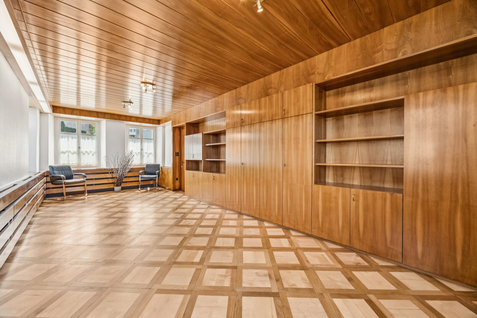 rezeption / lobby mit wood ceiling, eingebaute regale, natürliches licht, inside property, und high end ceiling