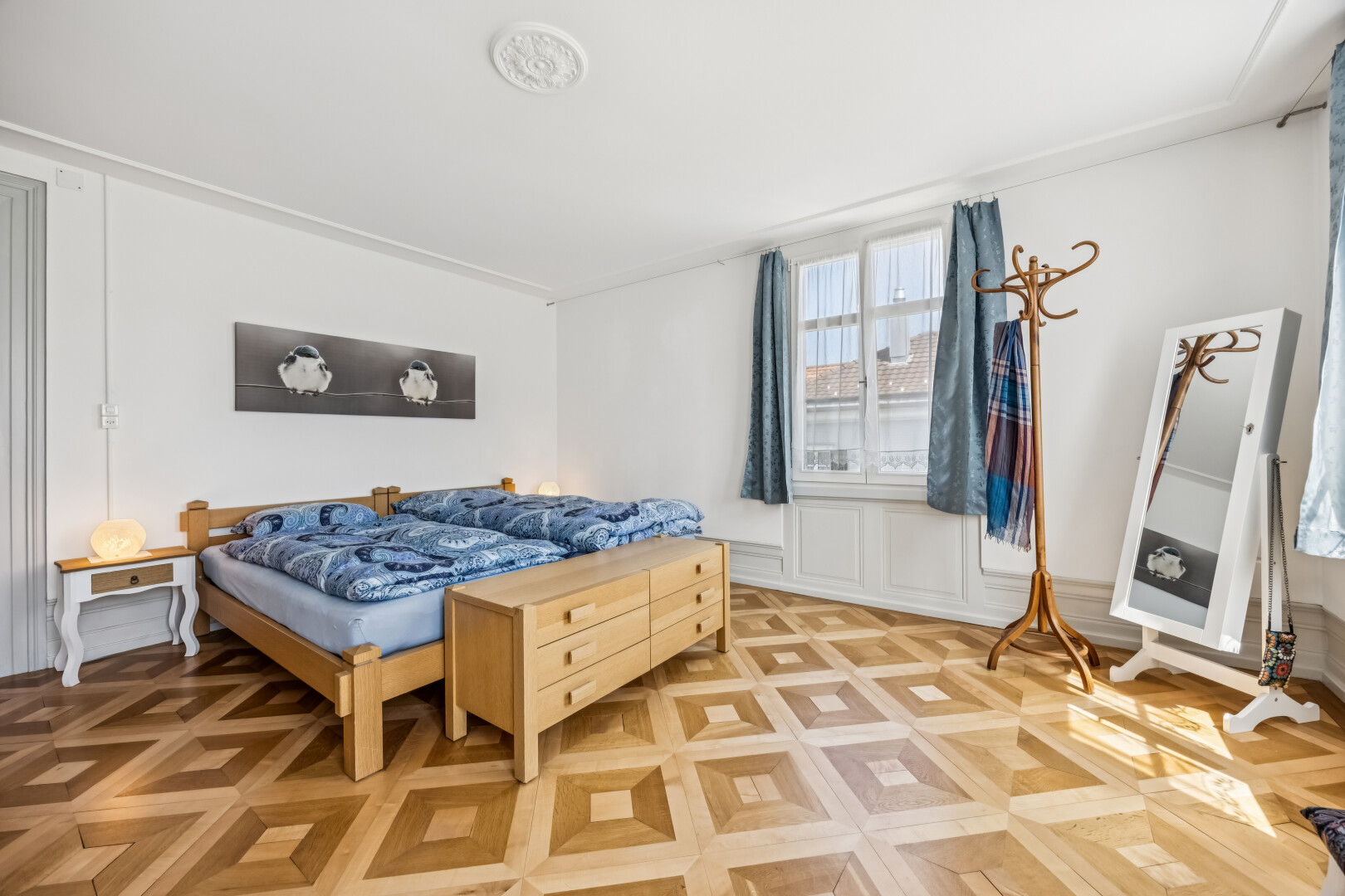 zimmer / schlafzimmer mit drywall, gipskartonwand, inside property, wood finish floor, und holzfußboden