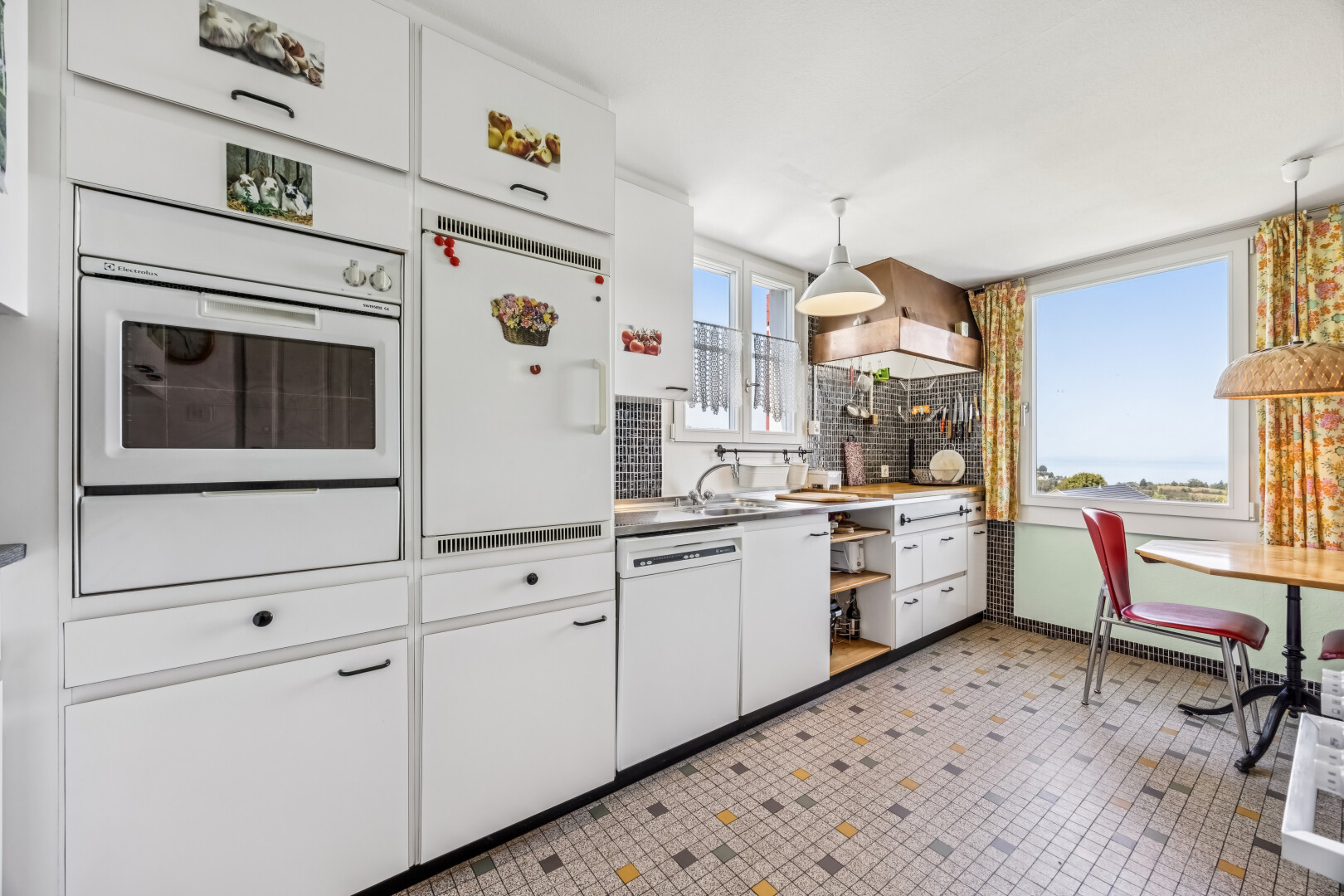 küche mit ofen, day time, pendelleuchte, white cabinets, und weiße schränke