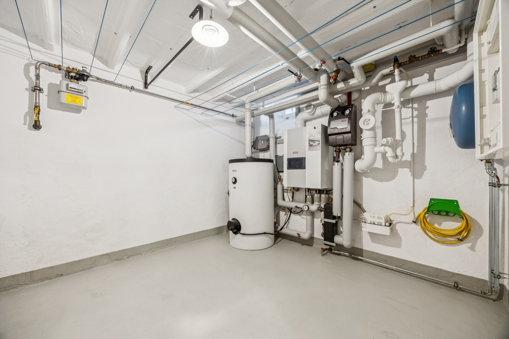 wäschekammer mit wasserkocher, concrete floor, inside community, drywall, und finished concrete floor