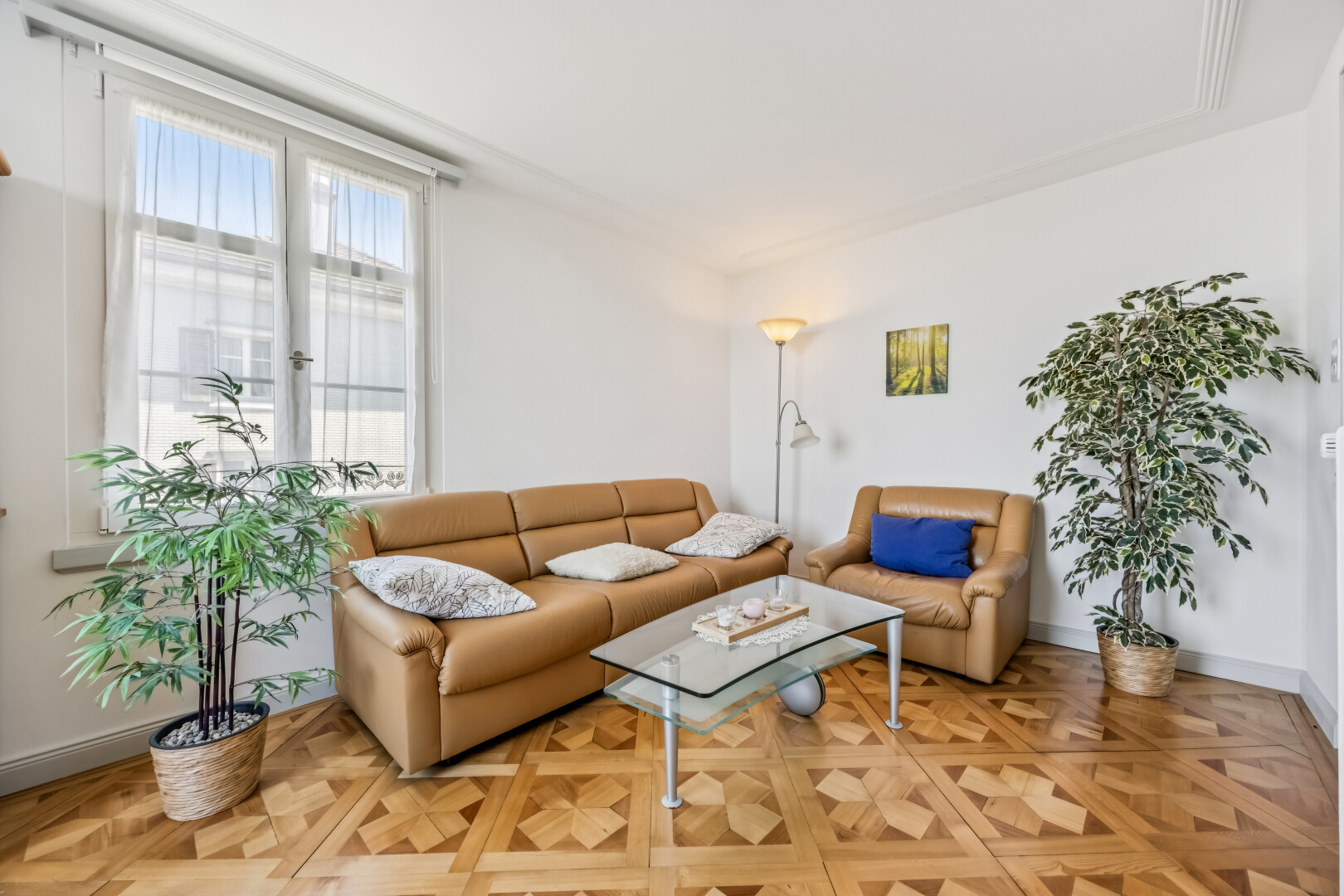 wohnzimmer mit drywall, gipskartonwand, baseboards wall, sockelleisten, und wood finish floor