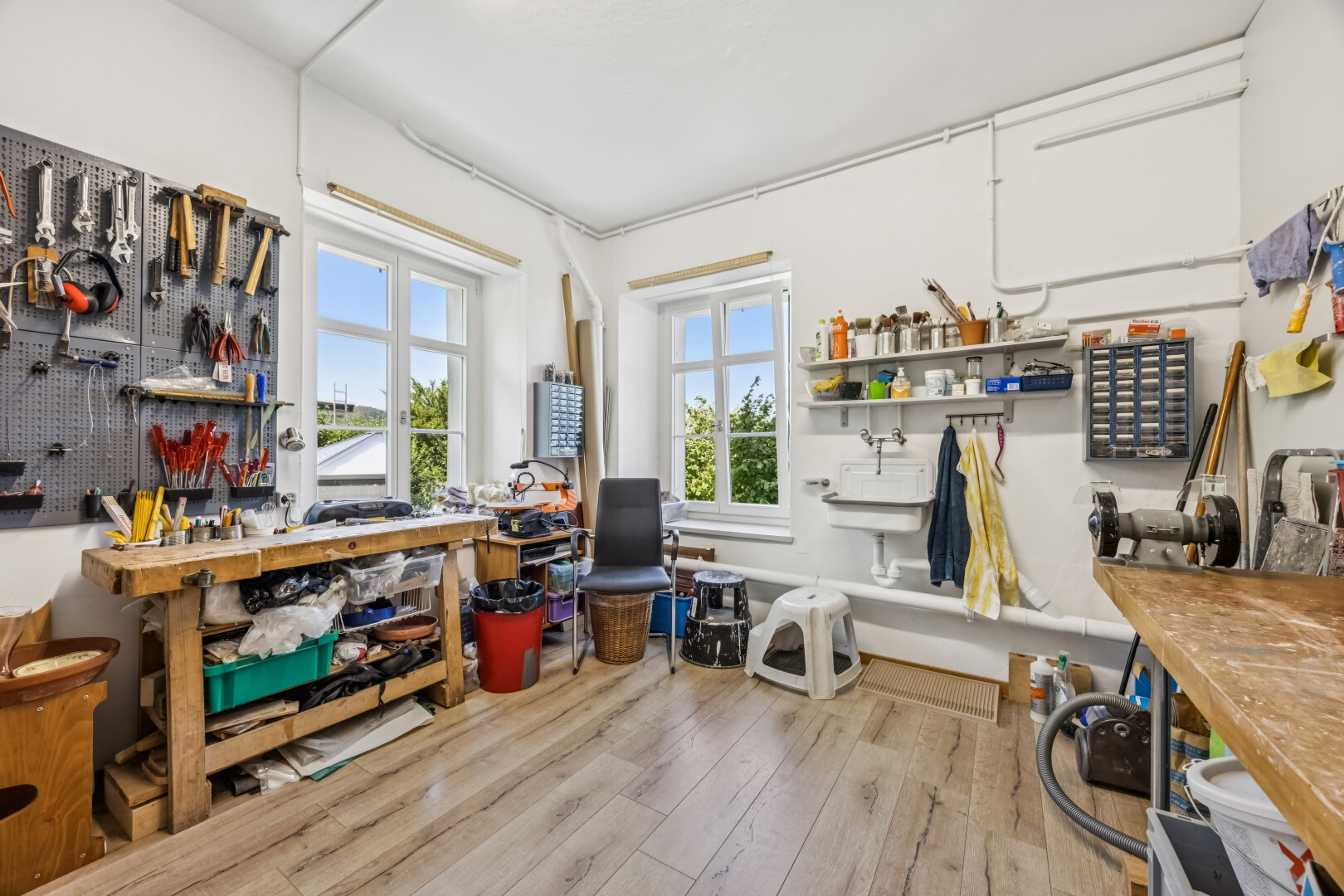 büro mit werkstatt, natürliches licht, wood finish floor, holzfußboden, und inside property
