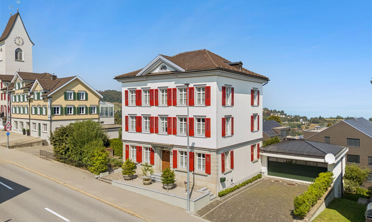 außenansicht mit drone view, day time, und garage