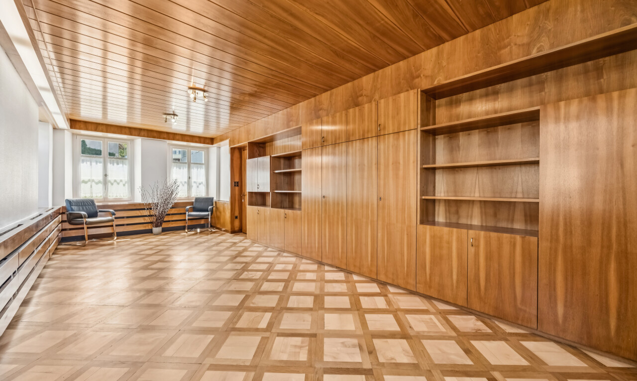 rezeption / lobby mit wood ceiling, eingebaute regale, natürliches licht, inside property, und high end ceiling