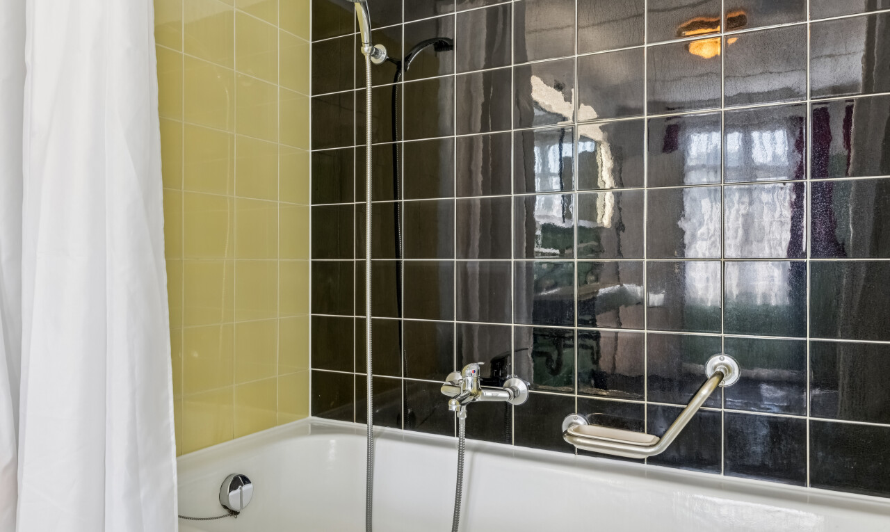 bad mit kombiniertes bad / dusche, komplettes badezimmer, und inside property