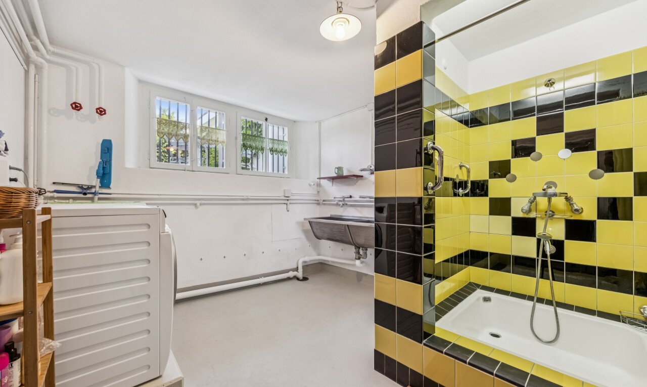 full bath featuring tiled shower / bath and finished concrete flooring
