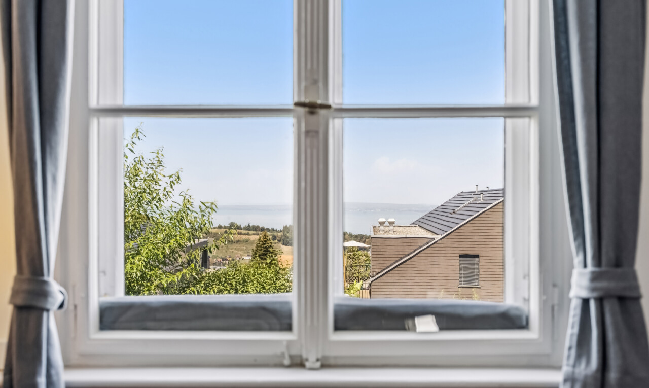einzelheiten mit view, water view, seesicht, window, und inside property