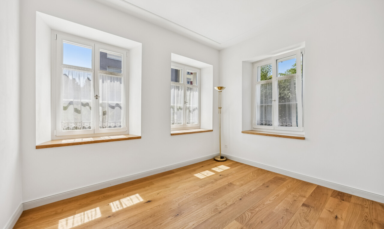 leerer raum mit natürliches licht, drywall, gipskartonwand, wood finish floor, und holzfußboden