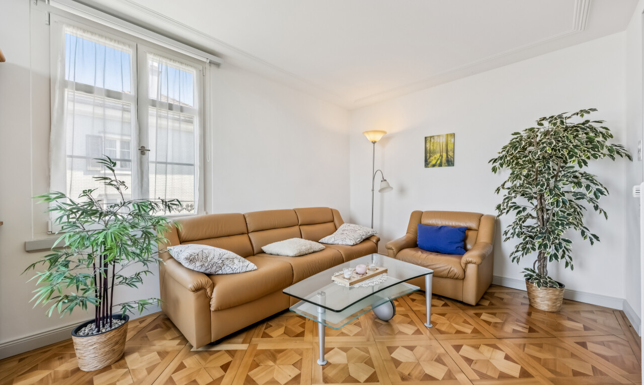 wohnzimmer mit drywall, gipskartonwand, baseboards wall, sockelleisten, und wood finish floor