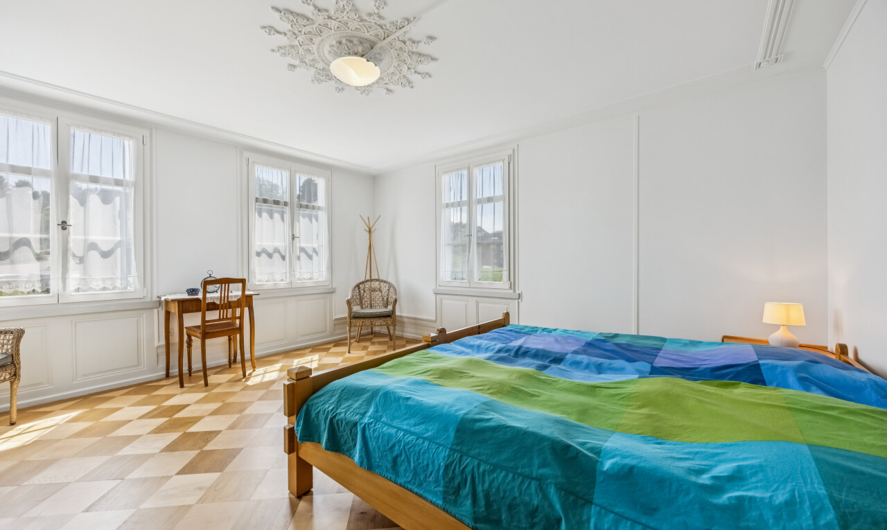 zimmer / schlafzimmer mit natürliches licht, billard, light floor, inside property, und bürobereich