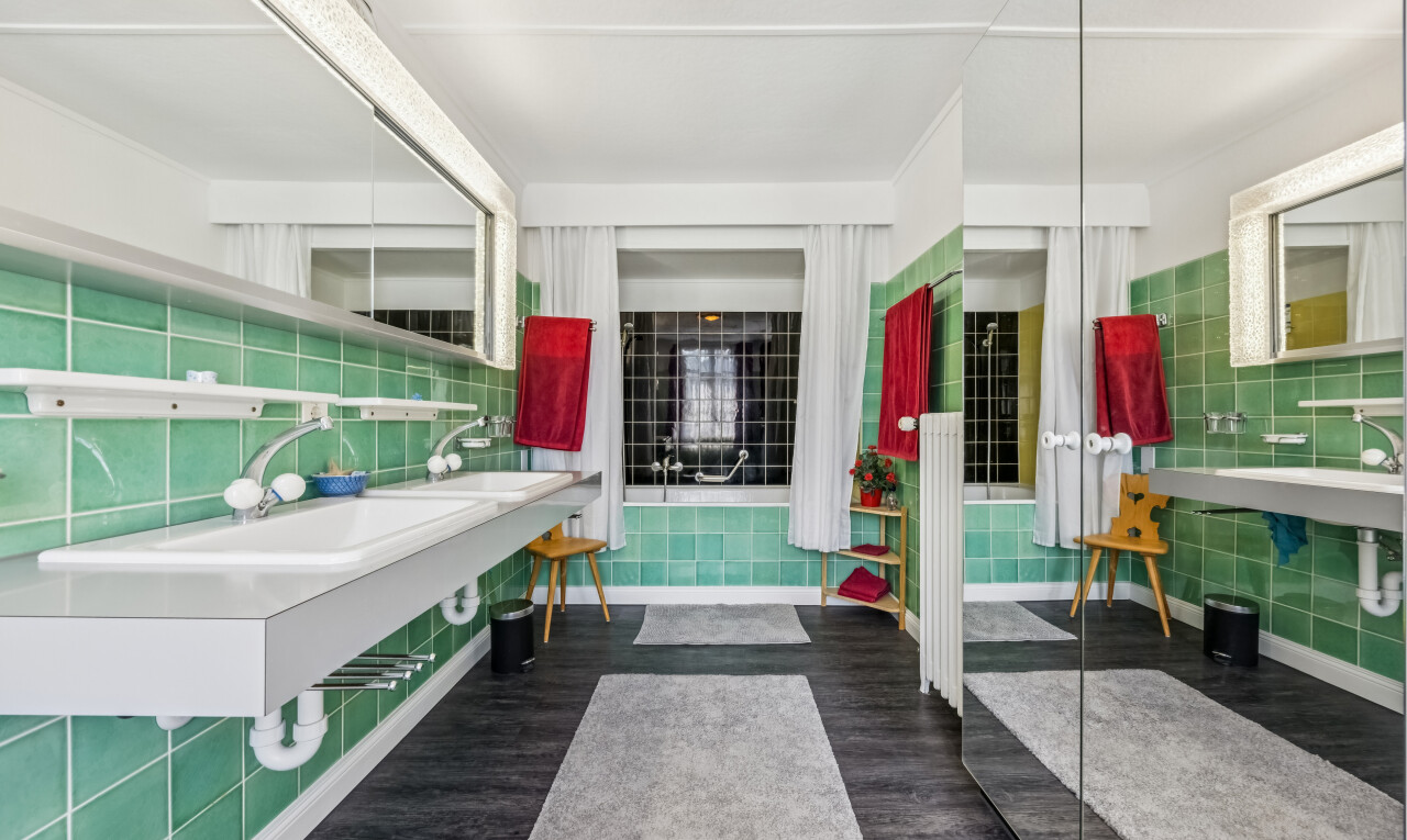 bad mit fliesenwand, tile wall, komplettes badezimmer, doppelwaschbecken, und inside property