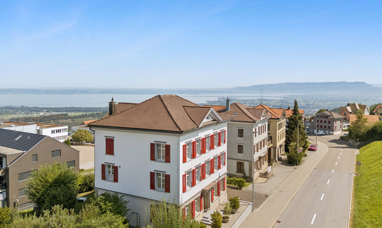 außenansicht mit drone view, day time, bordsteine, und ziegeldach