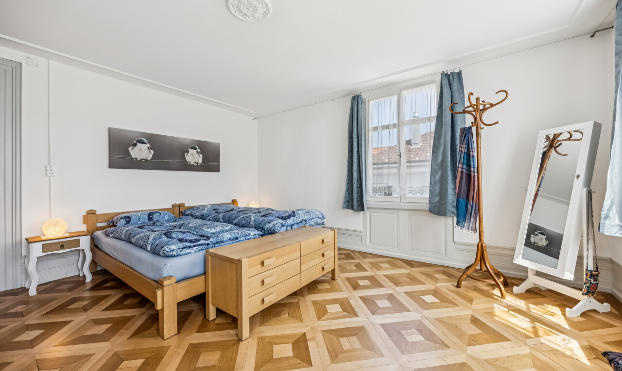 zimmer / schlafzimmer mit drywall, gipskartonwand, inside property, wood finish floor, und holzfußboden