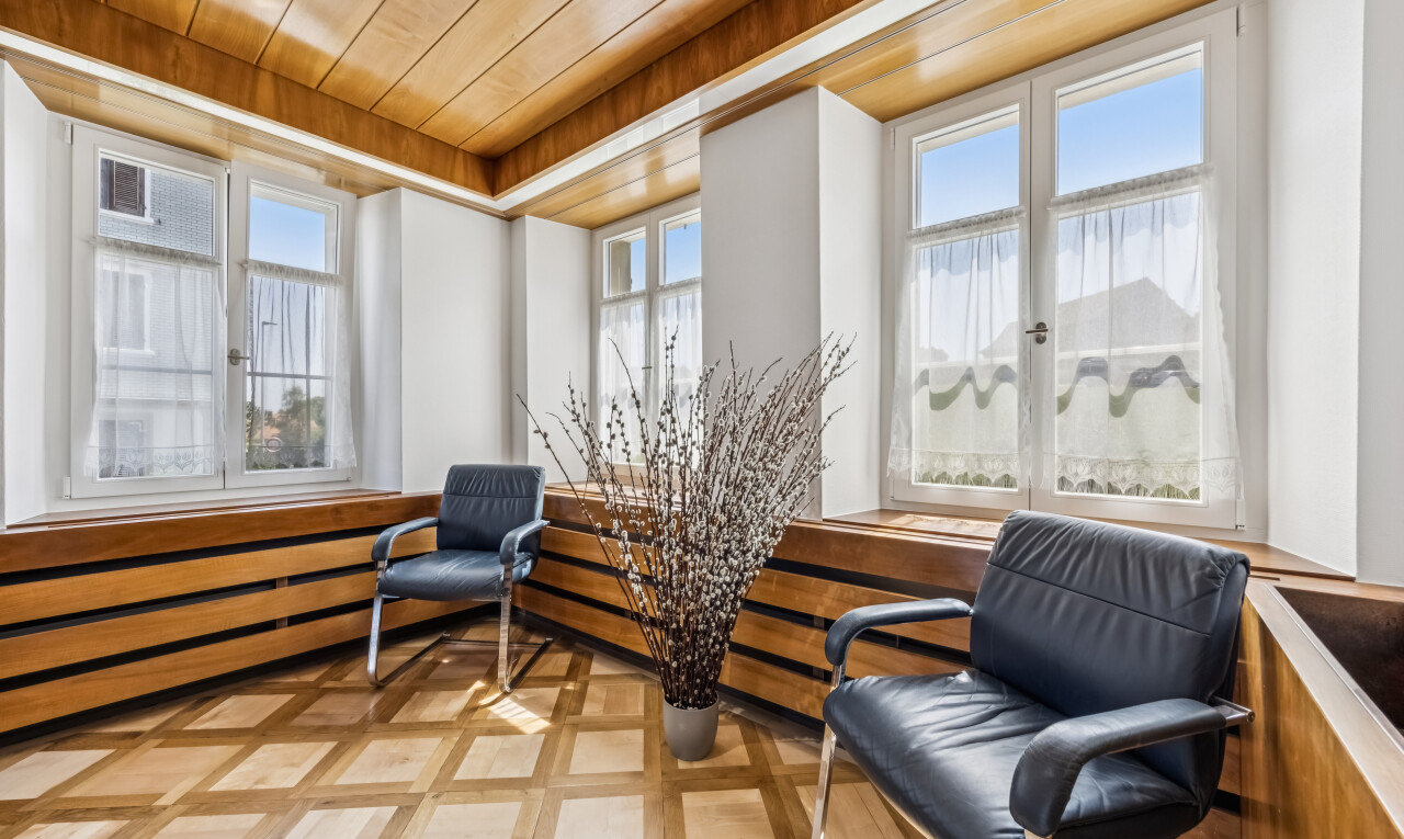 büro mit natürliches licht, high end ceiling, wood ceiling, day time, und light floor