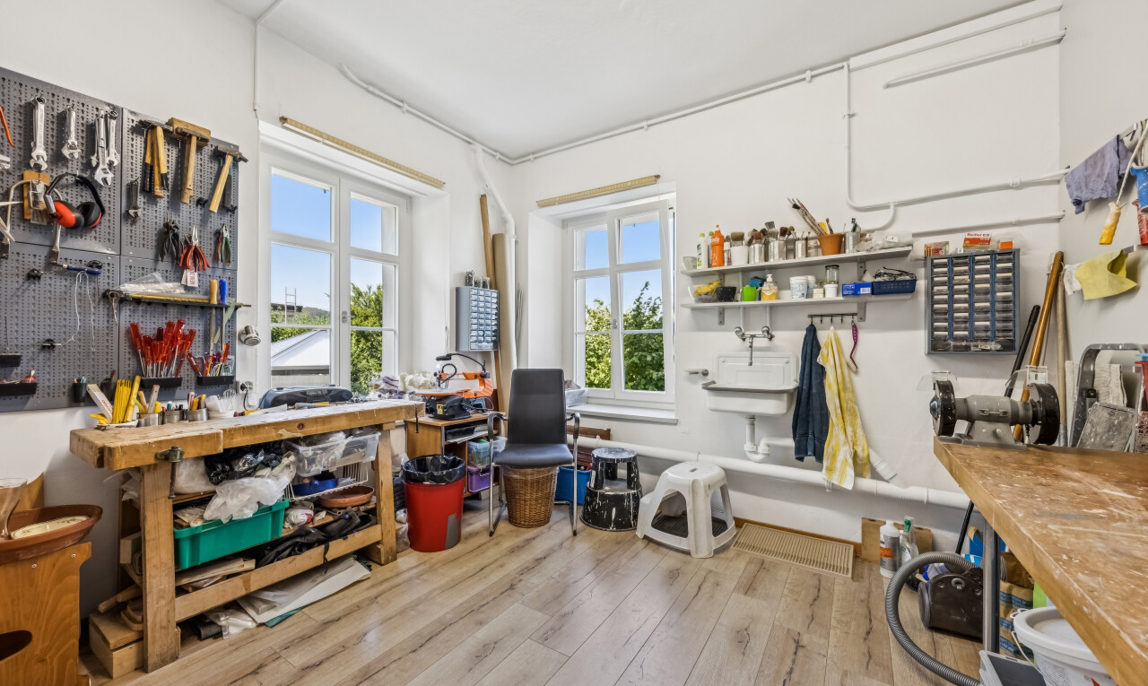 büro mit werkstatt, natürliches licht, wood finish floor, holzfußboden, und inside property