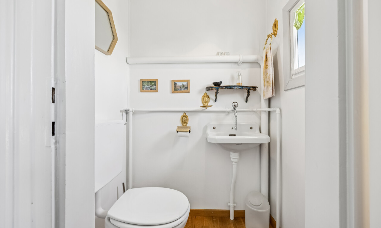 bad mit toilette, gipskartonwand, drywall, inside property, und holzfußboden