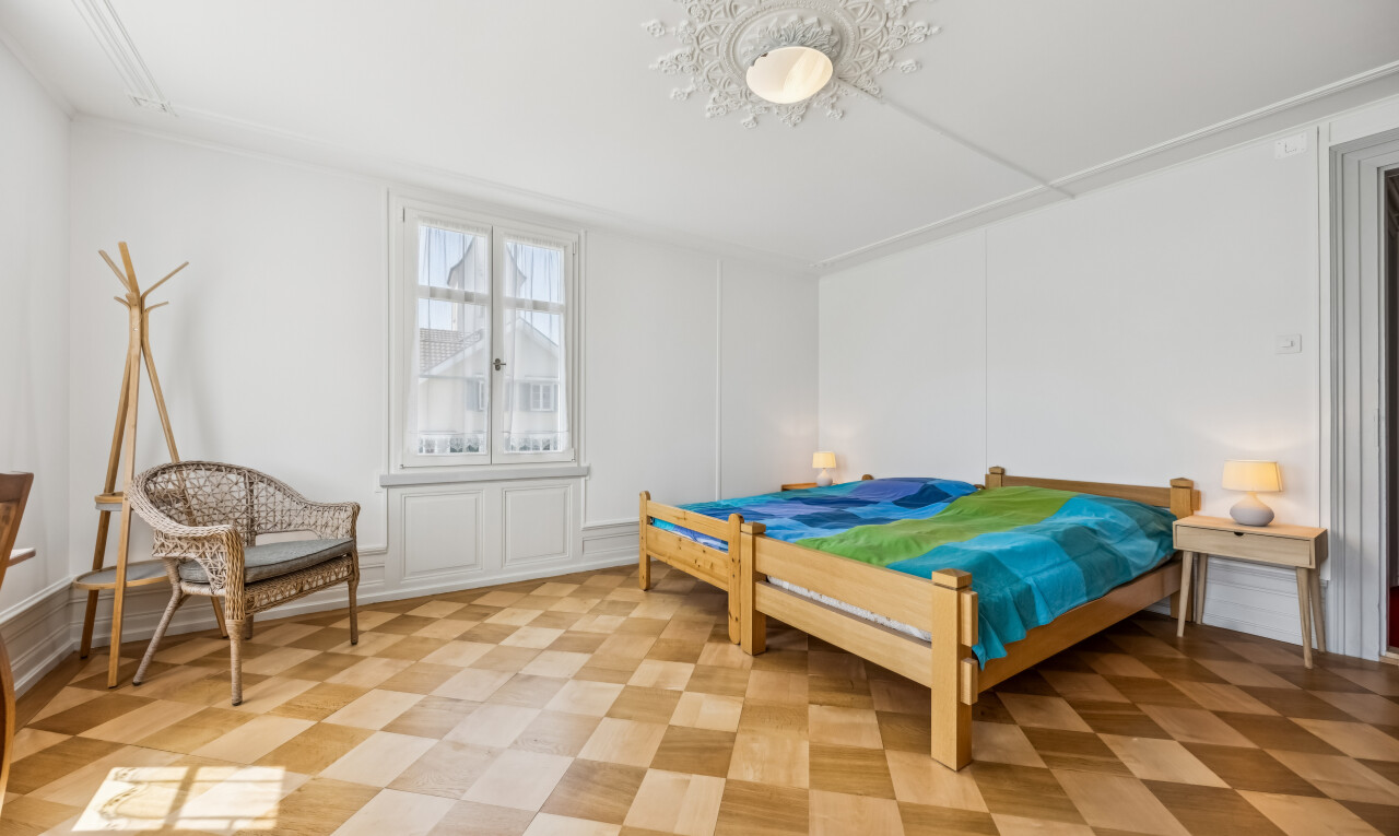 zimmer / schlafzimmer mit inside property, light floor, und natürliches licht