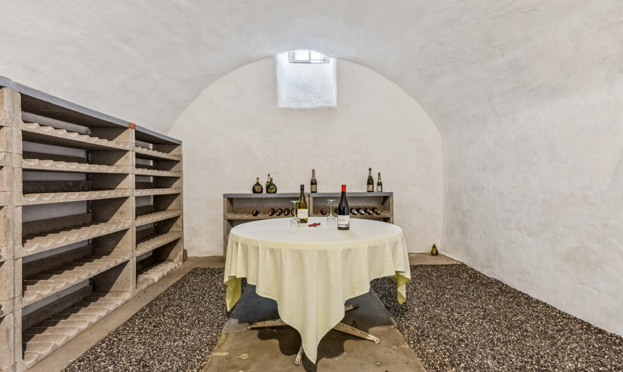 esszimmer mit vaulted ceiling, dachschräge, inside property, und eingebaute regale