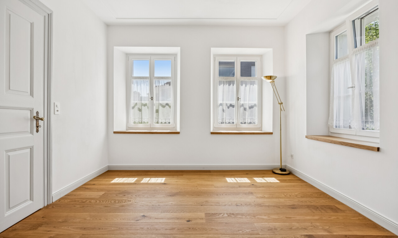 leerer raum mit natürliches licht, drywall, gipskartonwand, light floor, und wood finish floor