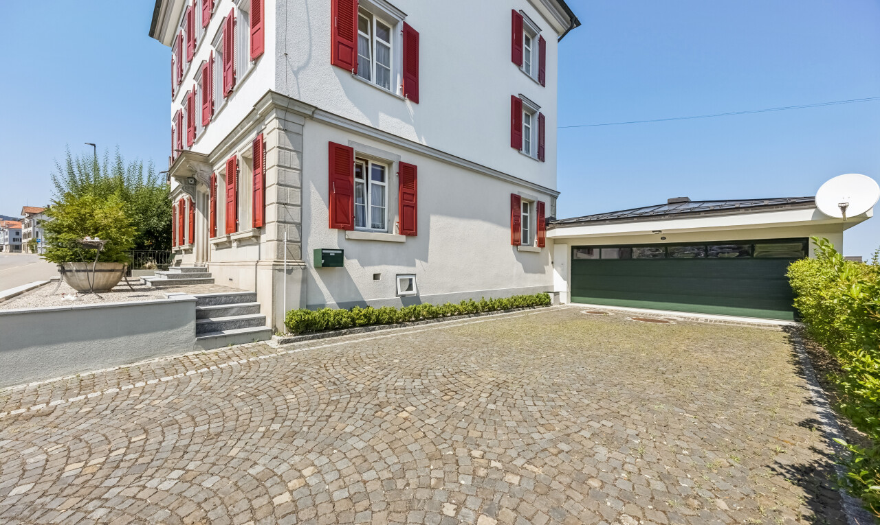 außenansicht mit garage, property visible, day time, vortreppe, und auffahrt