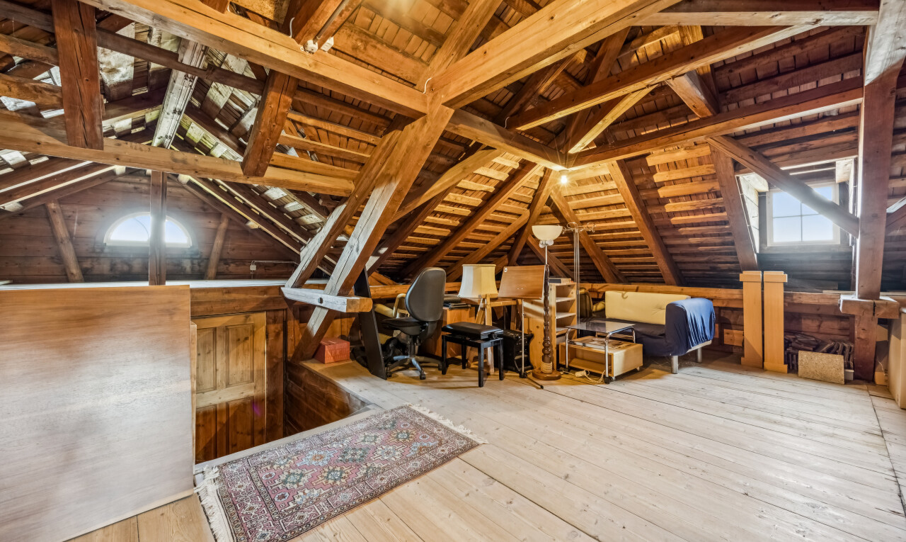 leerer raum mit vaulted ceiling, dachschräge, wood ceiling, holzdecke, und hardwood floor