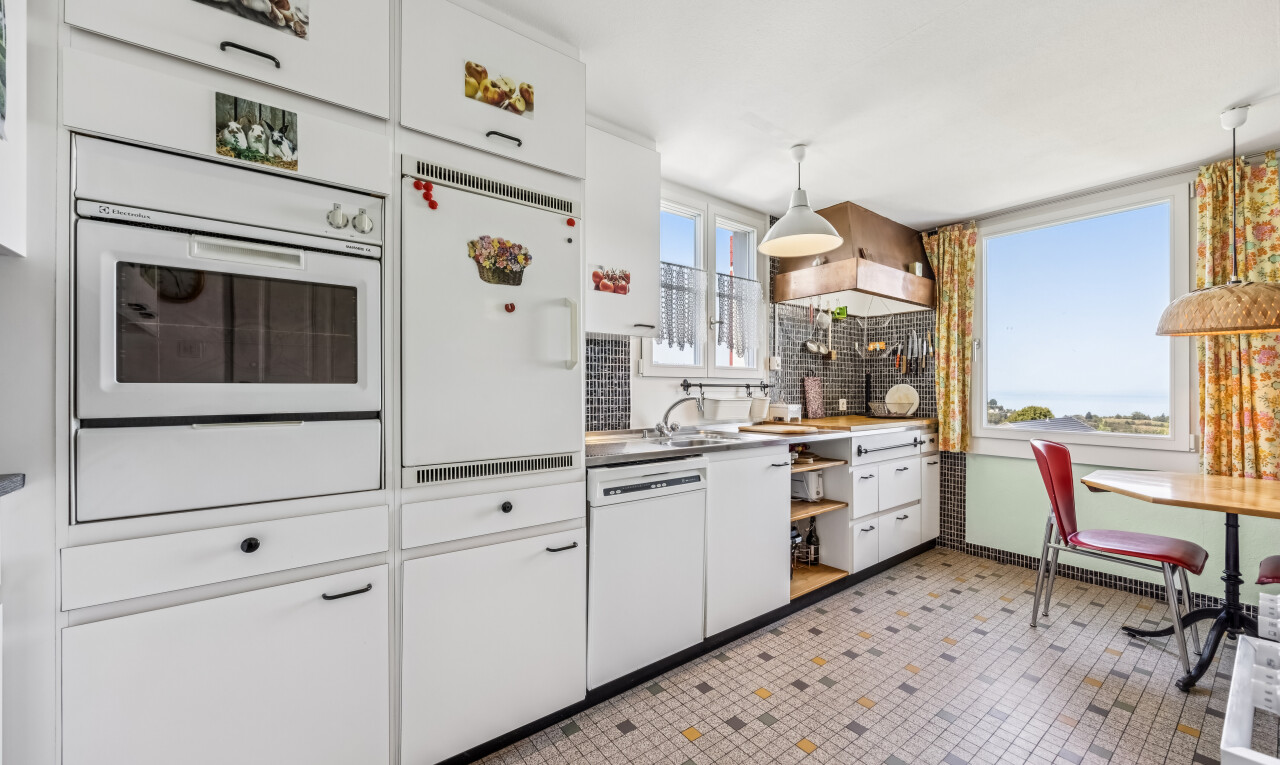 küche mit ofen, day time, pendelleuchte, white cabinets, und weiße schränke