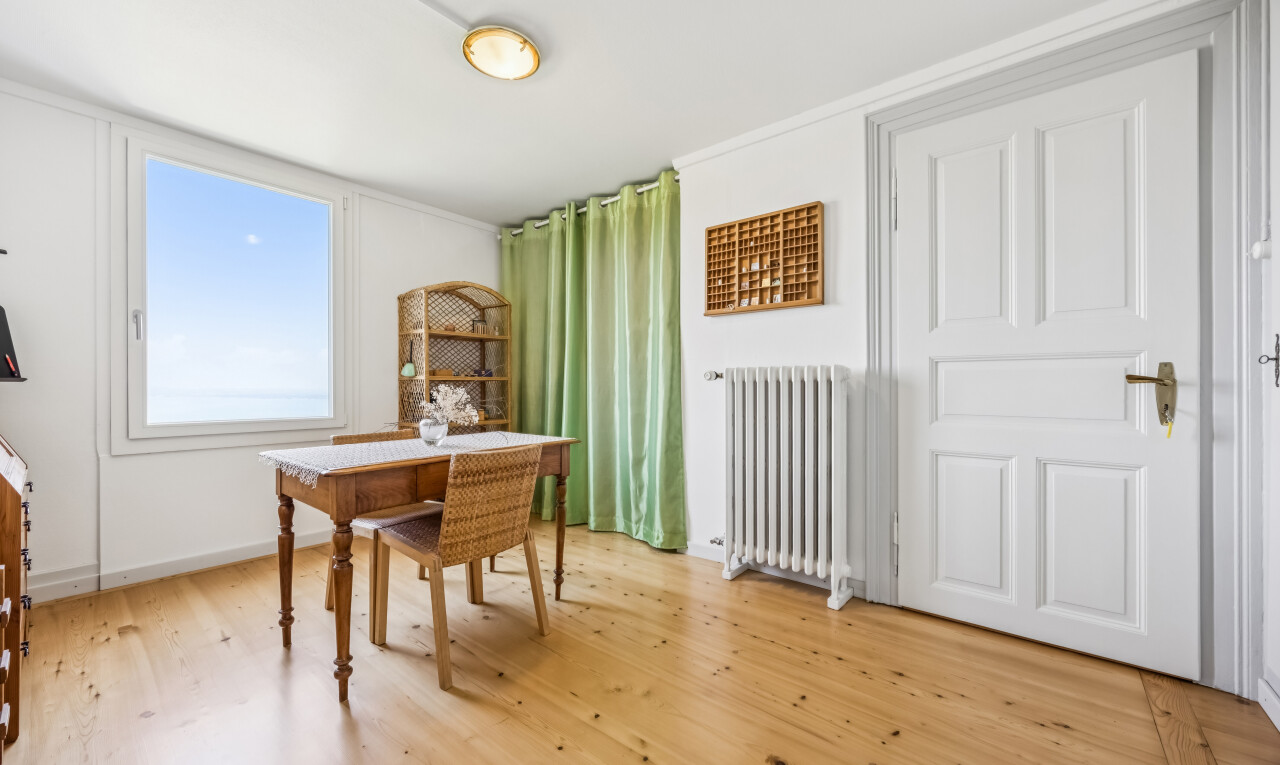 esszimmer mit kühler, gipskartonwand, drywall, holzfußboden, und wood finish floor