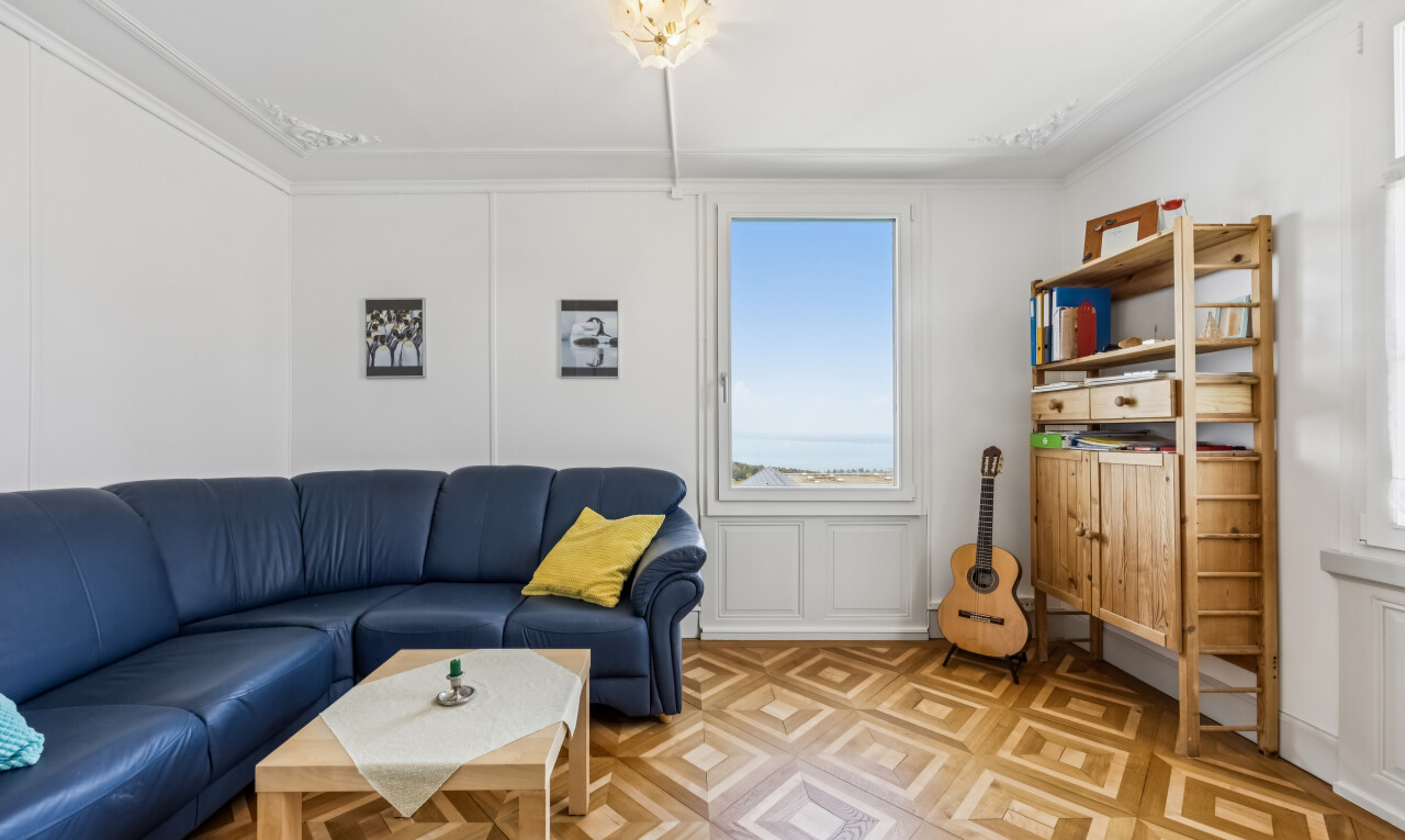 wohnzimmer mit day time, crown molding, kronenstuck, inside property, und wood finish floor
