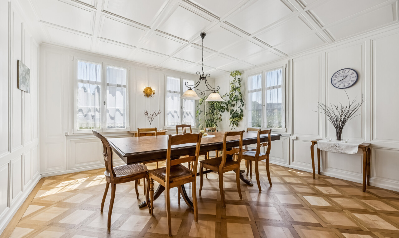 esszimmer mit paneling wall, wandvertäfelung, natürliches licht, coffered ceiling, und kassettendecke