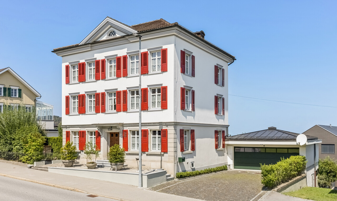 außenansicht mit day time, garage, property visible, und bordsteine
