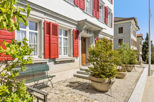 außenansicht mit vortreppe, property visible, und day time