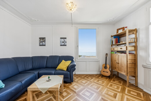 wohnzimmer mit day time, crown molding, kronenstuck, inside property, und wood finish floor