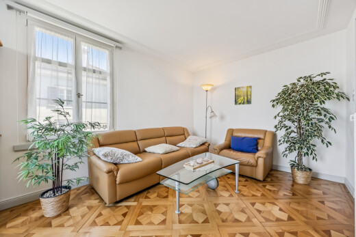 wohnzimmer mit drywall, gipskartonwand, baseboards wall, sockelleisten, und wood finish floor