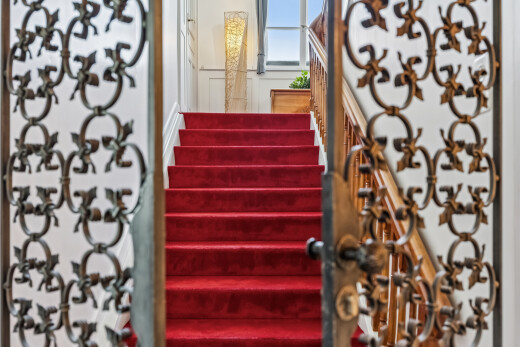 treppe mit treppen, carpet stairs, und inside property