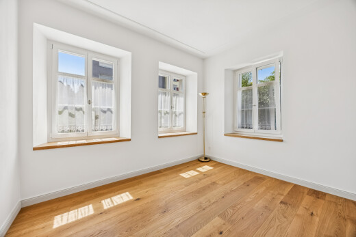 leerer raum mit natürliches licht, drywall, gipskartonwand, wood finish floor, und holzfußboden