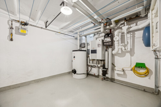 wäschekammer mit wasserkocher, concrete floor, inside community, drywall, und finished concrete floor