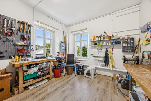 büro mit werkstatt, natürliches licht, wood finish floor, holzfußboden, und inside property