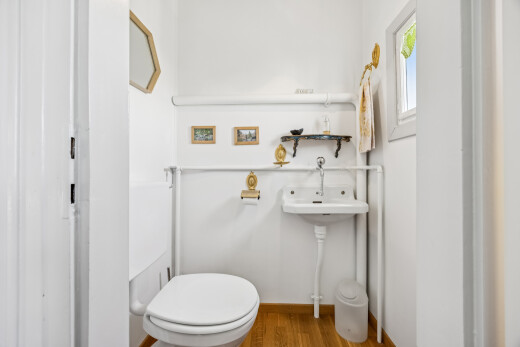 bad mit toilette, gipskartonwand, drywall, inside property, und holzfußboden