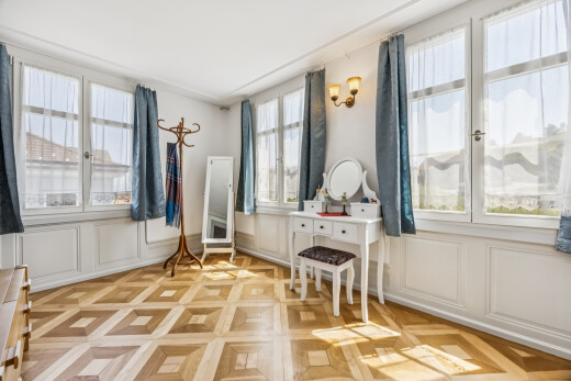 zimmer / schlafzimmer mit natürliches licht, wandvertäfelung, paneling wall, inside property, und light floor