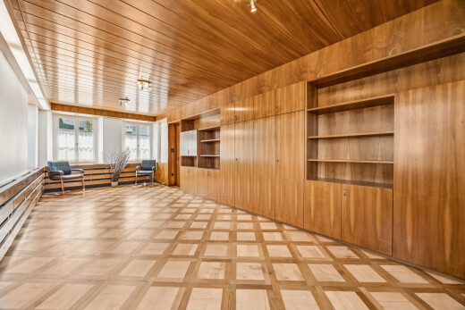 rezeption / lobby mit wood ceiling, eingebaute regale, natürliches licht, inside property, und high end ceiling