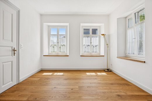 leerer raum mit natürliches licht, drywall, gipskartonwand, light floor, und wood finish floor