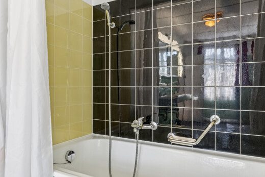bad mit kombiniertes bad / dusche, komplettes badezimmer, und inside property