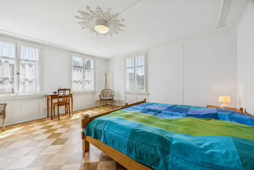 zimmer / schlafzimmer mit natürliches licht, billard, light floor, inside property, und bürobereich