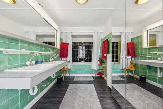 bad mit fliesenwand, tile wall, komplettes badezimmer, doppelwaschbecken, und inside property