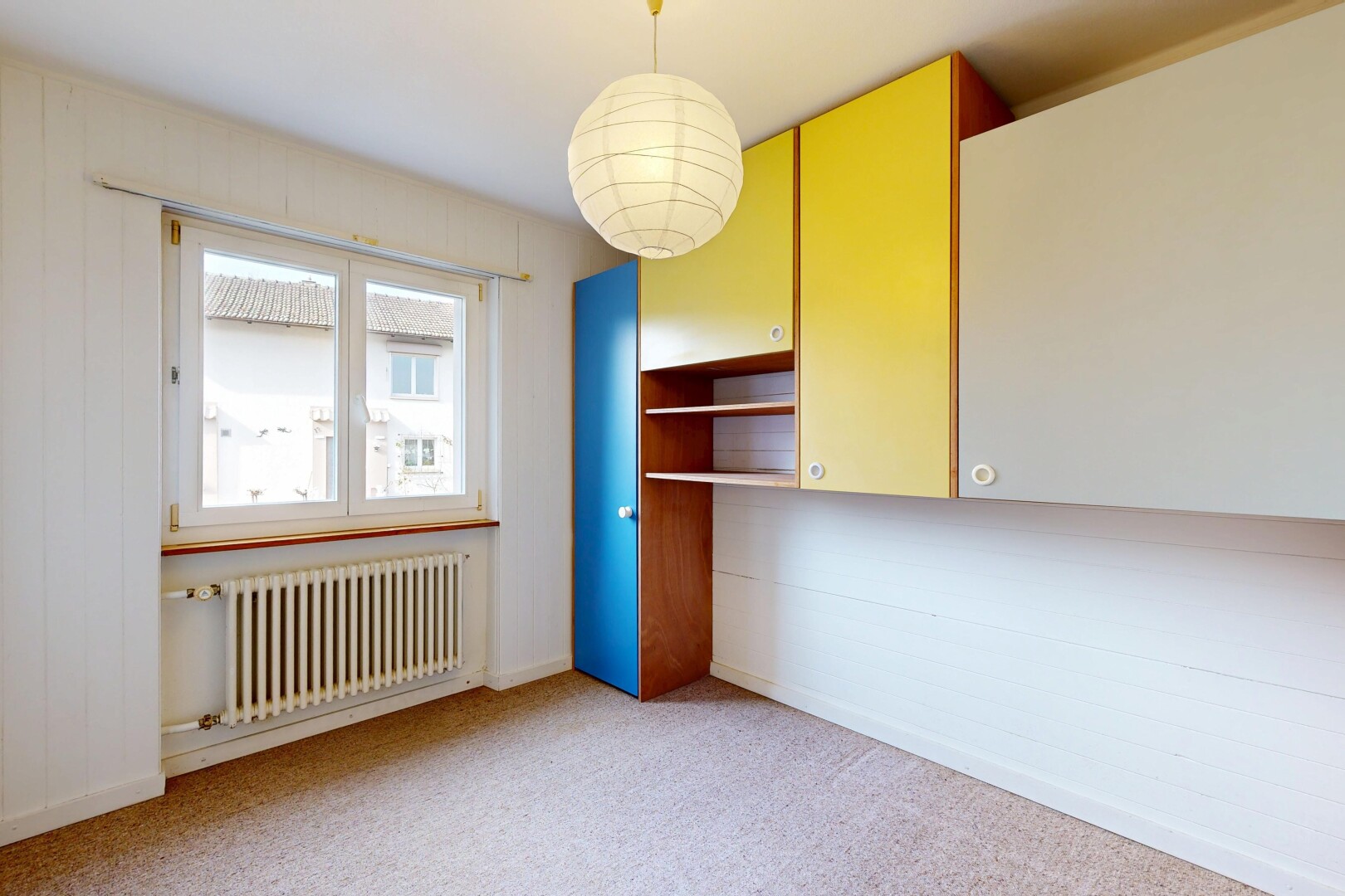 pièce vide avec radiateur, moquette, carpet, inside property, et lumière naturelle