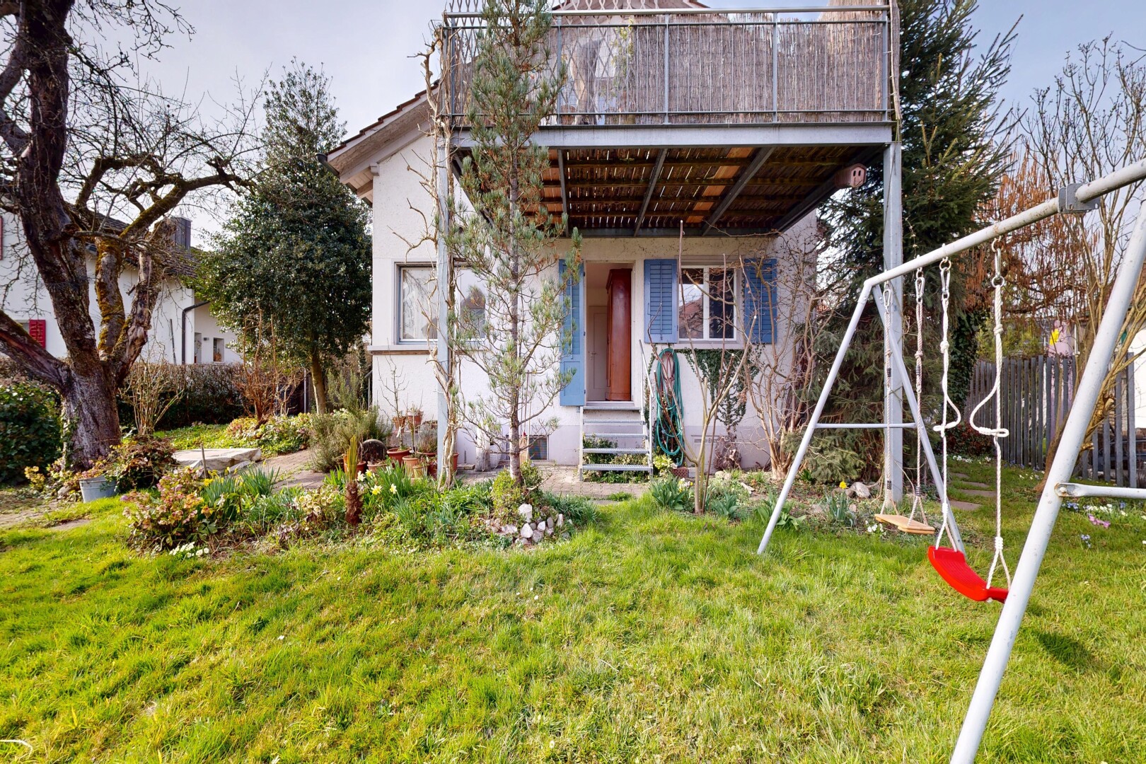 façade avec pelouse, from property, clôture, balcon, et marches d'entrée