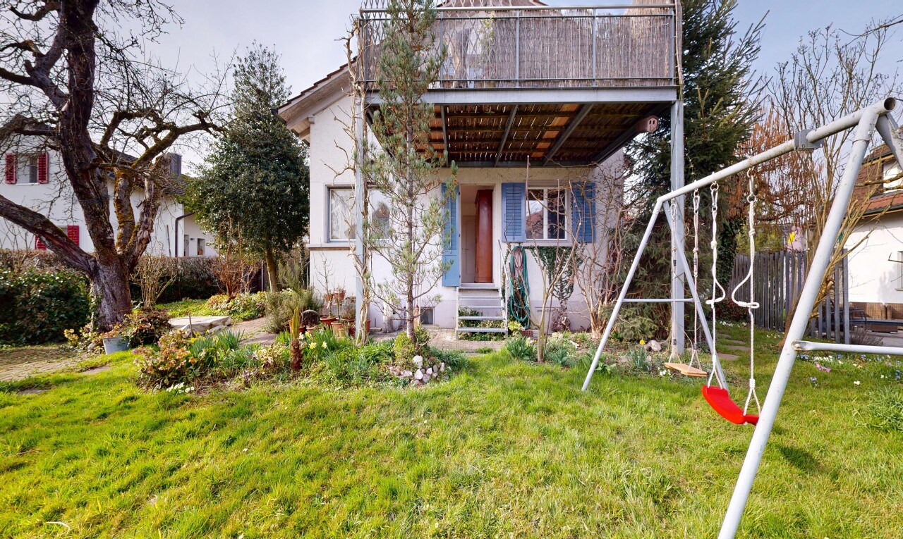 façade avec pelouse, from property, clôture, balcon, et marches d'entrée