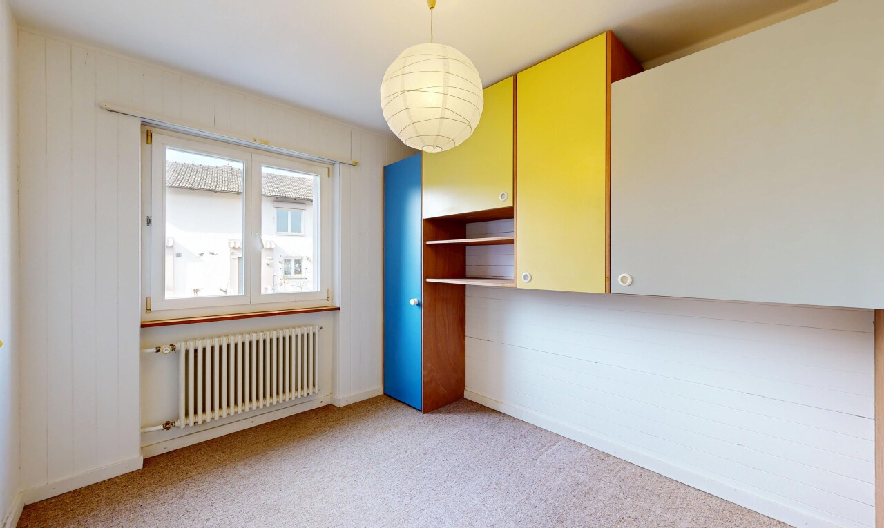 pièce vide avec radiateur, moquette, carpet, inside property, et lumière naturelle
